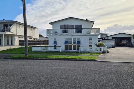 Photo of property in 67 Hartley Street, Foxton Beach, Foxton, 4815