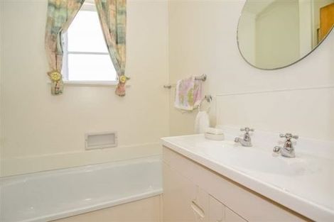 Photo of property in 20 Kelkirk Street, Kelston, Auckland, 0602