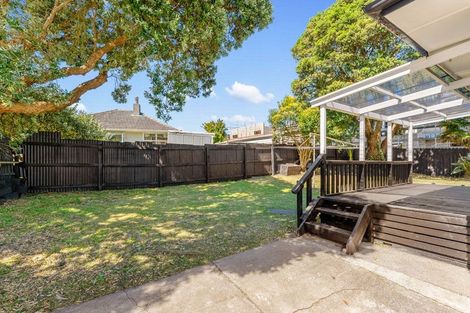 Photo of property in 24 Mackenzie Street, Te Atatu South, Auckland, 0610