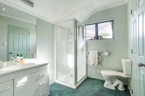 Photo of property in 35c Edmonton Road, Henderson, Auckland, 0612