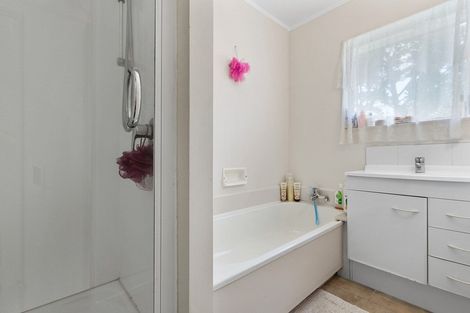 Photo of property in 2/8 Glenvale Place, Totara Vale, Auckland, 0629