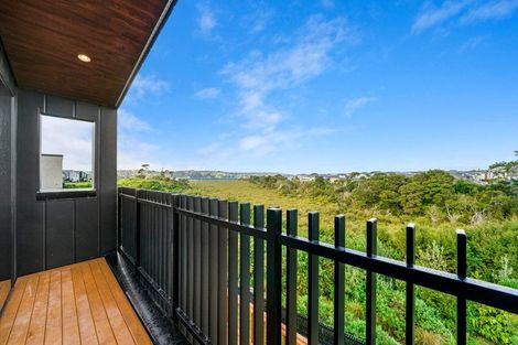 Photo of property in 18 Pukeko Road, Hobsonville, 0616