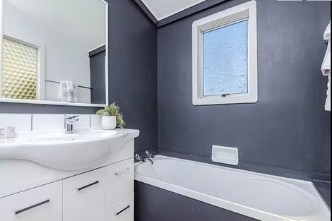 Photo of property in 10 Black Rock Road, Newlands, Wellington, 6037