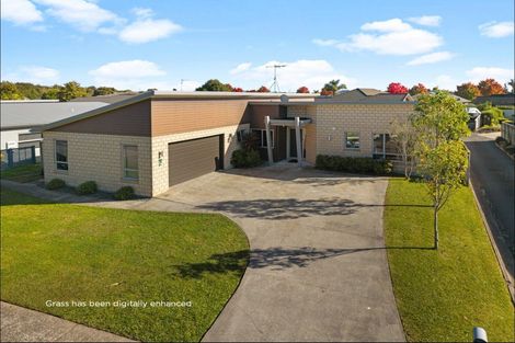 Photo of property in 18 Milbrook Place, Chartwell, Hamilton, 3210