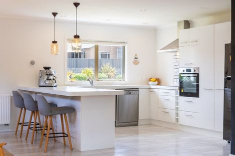 Photo of property in 7 Simpson Crescent, Raumati Beach, Paraparaumu, 5032