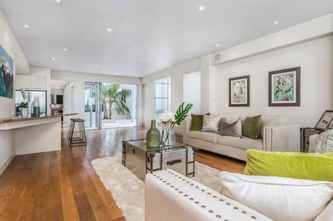 Photo of property in 20 Courtneys, West Harbour, Auckland, 0618