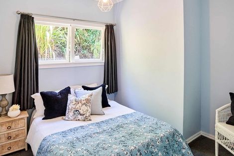 Photo of property in 12 Grays Road, Plimmerton, Porirua, 5026