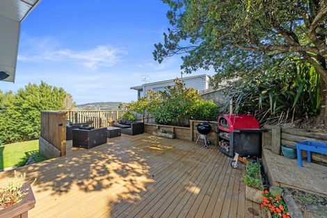 Photo of property in 27 Griffiths Grove, Newlands, Wellington, 6037