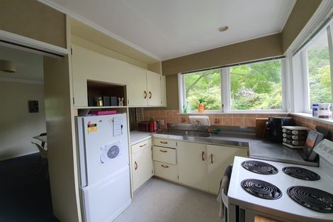 Photo of property in 96 Pinehaven Road, Pinehaven, Upper Hutt, 5019