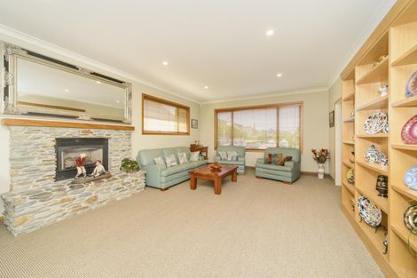 Photo of property in 27 The Strand, Fitzherbert, Palmerston North, 4410