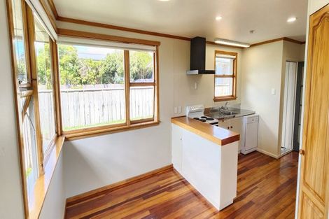 Photo of property in 2 Donnelly Street, Oakura, 4314