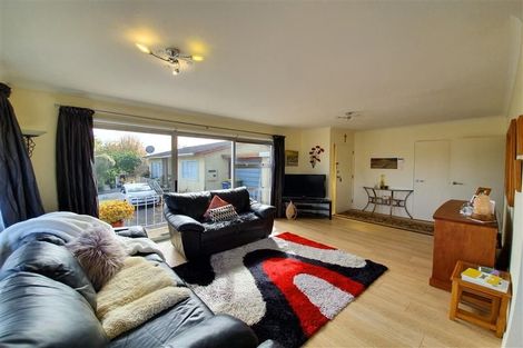 Photo of property in 2/18a Sherwood Avenue, Te Atatu South, Auckland, 0610