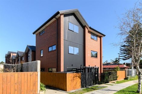 Photo of property in 2/10 Yeovil Road, Te Atatu Peninsula, Auckland, 0610