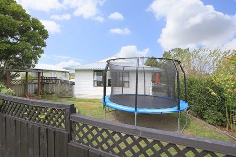 Photo of property in 5 Hueglow Rise, West Harbour, Auckland, 0618