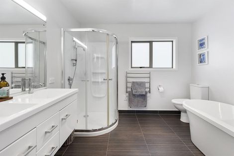 Photo of property in 58a Kahu Road, Paremata, Porirua, 5024