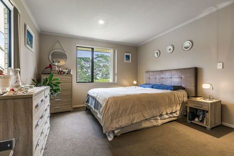 Photo of property in 31 Condor Place, Unsworth Heights, Auckland, 0632