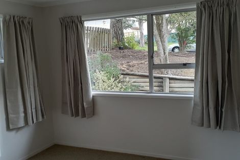 Photo of property in 4 Tahu Crescent, Sunnynook, Auckland, 0620