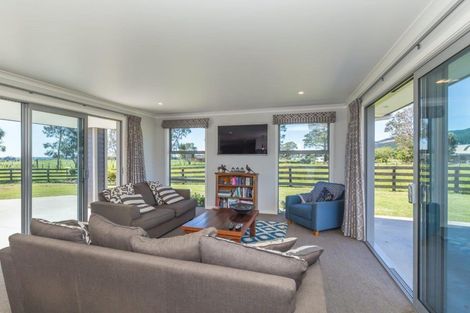 Photo of property in 441 Tararua Road, Levin, 5571