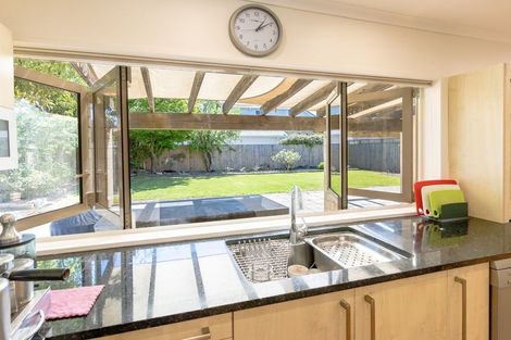 Photo of property in 40 Saint Andrews Square, Strowan, Christchurch, 8052