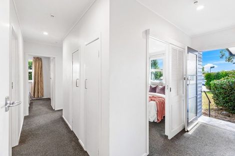 Photo of property in 1 Normandy Place, Henderson, Auckland, 0610