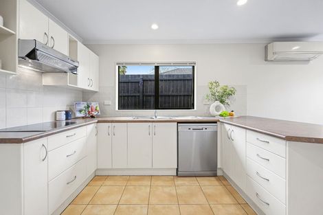 Photo of property in 25 Dairyland Drive, East Tamaki Heights, Auckland, 2016