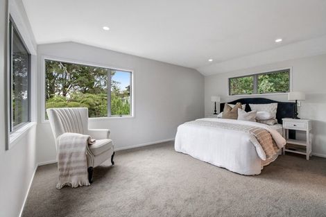Photo of property in 9 Springwater Vale, Unsworth Heights, Auckland, 0632