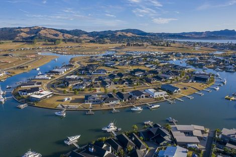 Photo of property in 18 Roseberry Place, Whitianga, 3510