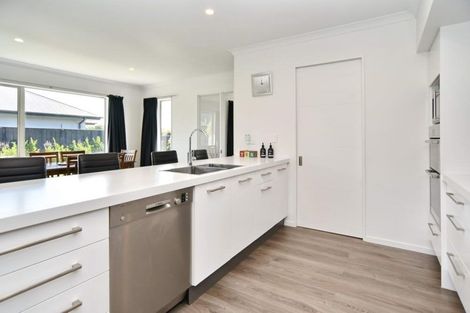 Photo of property in 32 Watkins Drive, Rangiora, 7400