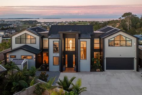 Photo of property in 4 Taku Close, Long Bay, Auckland, 0630