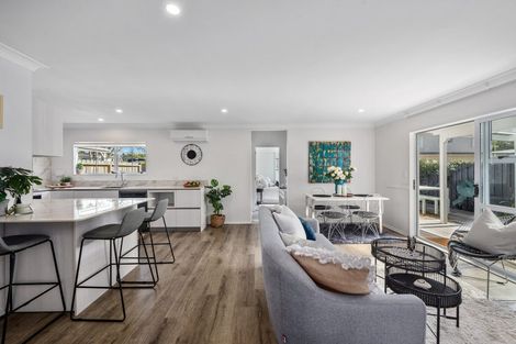 Photo of property in 1/69 Bay Street, Red Beach, 0932