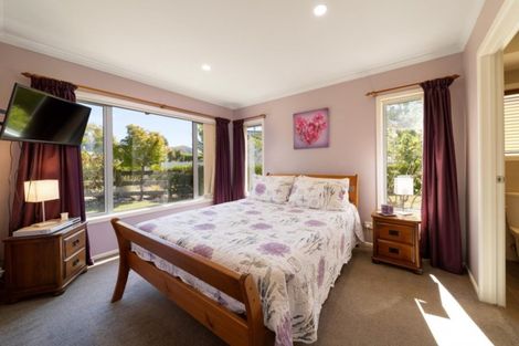 Photo of property in 14 Milward Place, Kelvin Heights, Queenstown, 9300