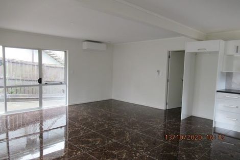 Photo of property in 15 Fernhaven Place, Massey, Auckland, 0614