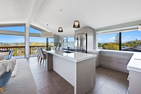 Photo of property in 4 Advene Road, Cockle Bay, Auckland, 2014