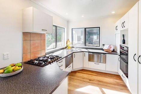 Photo of property in 24 Bennett Grove, Newlands, Wellington, 6037