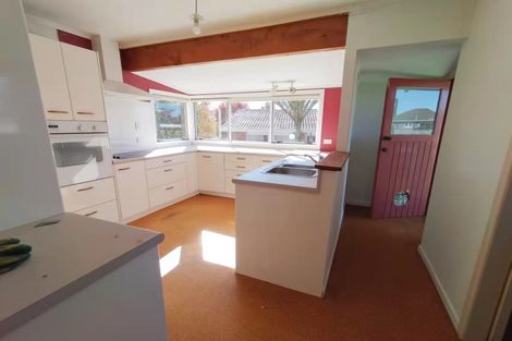 Photo of property in 8 Armstrong Place, New Lynn, Auckland, 0600