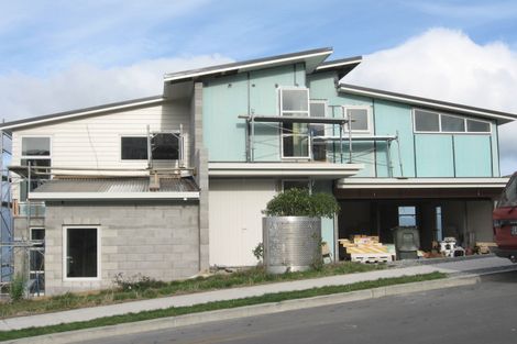 Photo of property in 3 Bendigo Grove, Newlands, Wellington, 6037