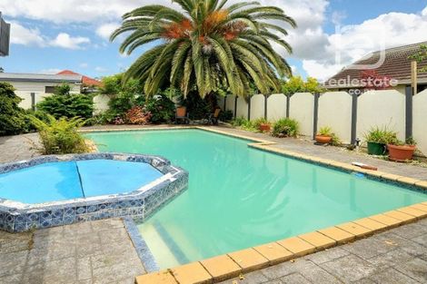 Photo of property in 18 Walter Strevens Drive, Conifer Grove, Takanini, 2112