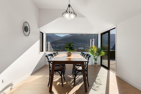 Photo of property in 8 Elizabeth Place, Kelvin Heights, Queenstown, 9300