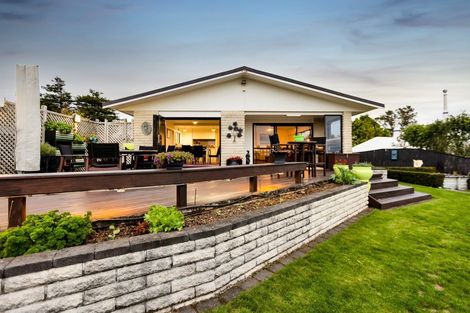 Photo of property in 14 Sequoia Grove, Merrilands, New Plymouth, 4312