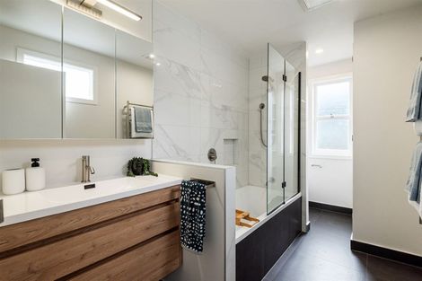 Photo of property in 1/14 Wernham Place, Northcote, Auckland, 0626