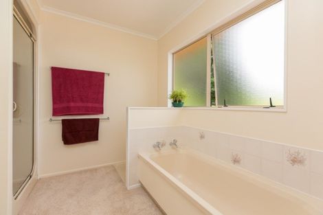 Photo of property in 12 Sequoia Grove, Merrilands, New Plymouth, 4312