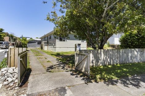 Photo of property in 27 Becker Drive, Weymouth, Auckland, 2103