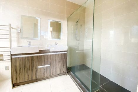 Photo of property in 21 Loughros Place, Pinehill, Auckland, 0632