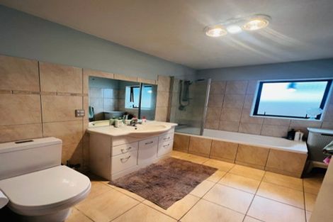 Photo of property in 2 Claywest Place, Glen Eden, Auckland, 0602