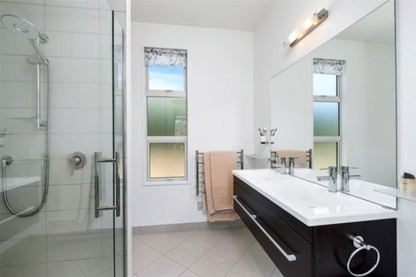 Photo of property in 16 Urquhart Place, Wanaka, 9305