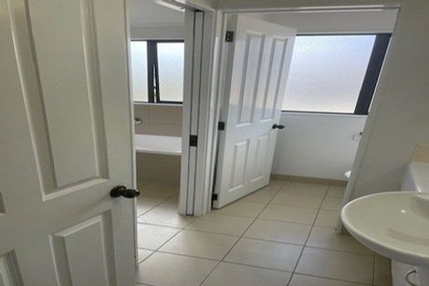 Photo of property in 15 Andover Way, Goodwood Heights, Auckland, 2105