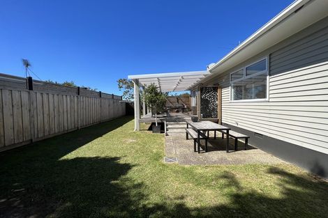 Photo of property in 7 Booralee Avenue, Botany Downs, Auckland, 2010