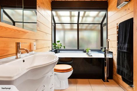 Photo of property in 52 Rauhuia Crescent, Parau, Auckland, 0604