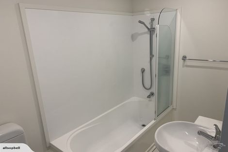 Photo of property in 3/30 John Jennings Drive, Oteha, Auckland, 0632