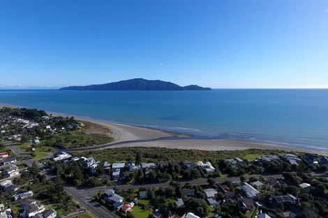 Photo of property in 41 Titoki Road, Waikanae Beach, 5036